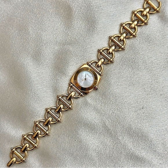 AUTHENTIC VINTAGE GUCCI MOTHER-OF-PEARL GOLD HORSEBIT WATCH - Picture 5 of 8